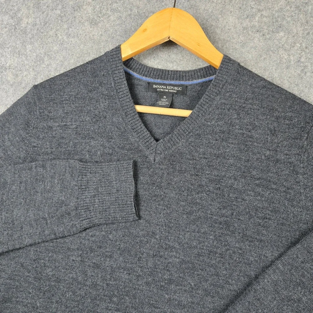 Banana Republic V-Neck Sweater Mens Small Gray Extra Fine Merino Wool Pullover